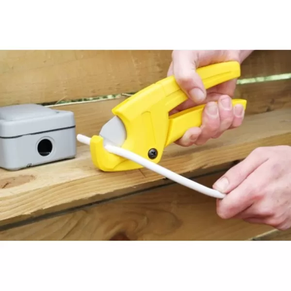 Řezačka na plastové trubky Stanley 0-70-450