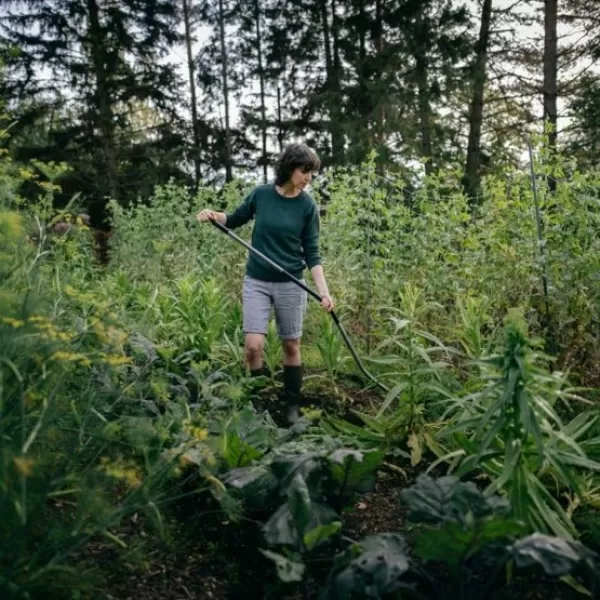 Ergonomic hrábě na půdu se zahnutou násadou Fiskars 1077112