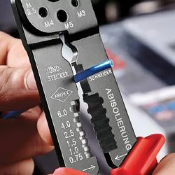 Lisovací kleště pro izolovaná kabelová oka + konektory Knipex 97 21 215 B
