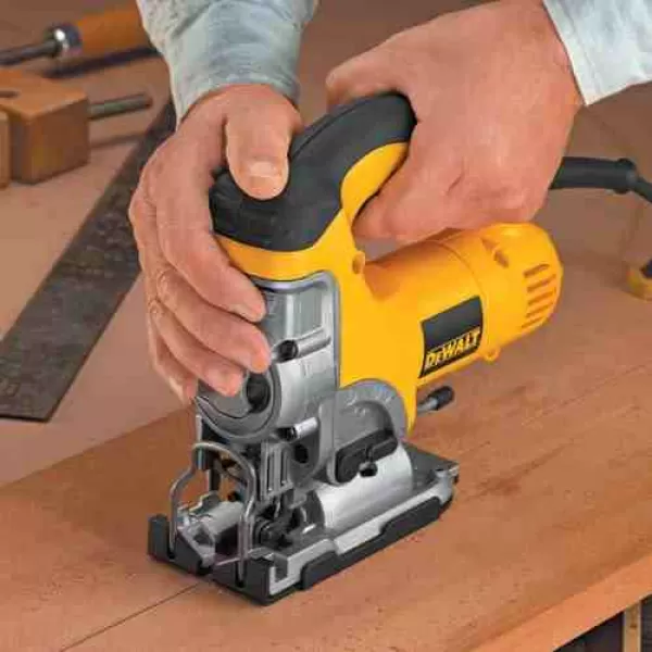 Přímočará pila 701W s horní rukojetí DeWALT DW331K