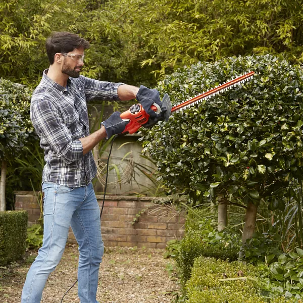 Elektrické nůžky na živý plot Black&Decker BEHT201