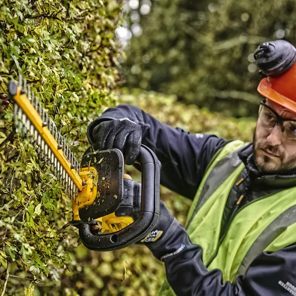 Aku bezuhlíkový plotostřih 18V bez aku DeWALT DCMHT563N