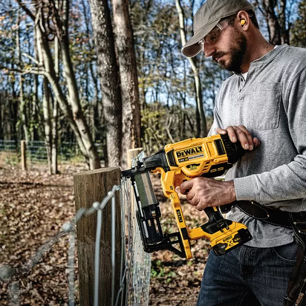 Aku sponkovačka na ploty 18V 2x5,0Ah DeWALT DCFS950P2