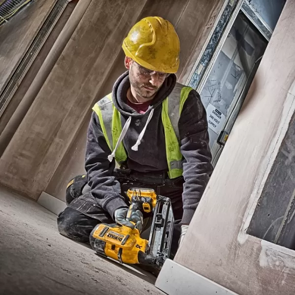 Aku bezuhlíková hřebíkovačka 18V bez baterie a nabíječky DeWALT DCN660N