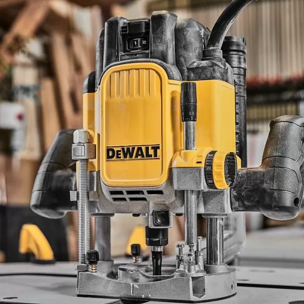 Router s reguláciou DeWALT DWE625KT