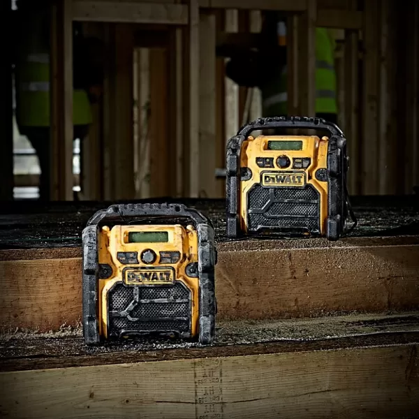 Aku rádio XR Li-Ion 10,8 - 18V + 220V + USB nabíječka DeWALT DCR020
