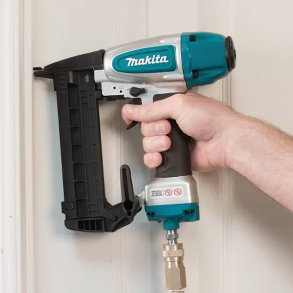 Pneumatická sponkovačka Makita AT638A