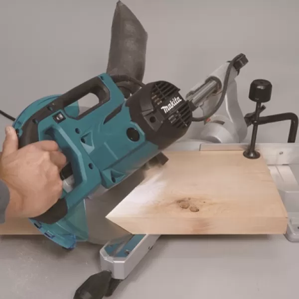 Pokosová pila se světlem 260mm 1450W Makita LS1110F