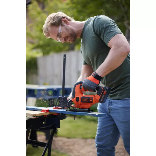 Aku přímočará pila s předkmitem 18V 1x2,0Ah Black&Decker BDCJS18