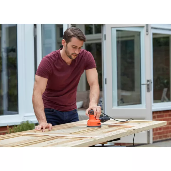 Excentrická bruska 230W Black&Decker BEW210