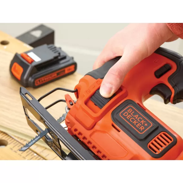 Aku přímočará pila s předkmitem 18V 1x2,0Ah Black&Decker BDCJS18