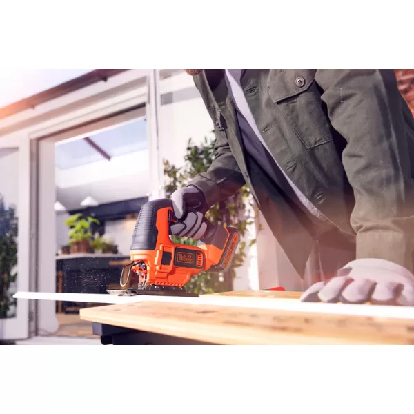 Aku přímočará pila s předkmitem 18V 1x2,0Ah Black&Decker BDCJS18
