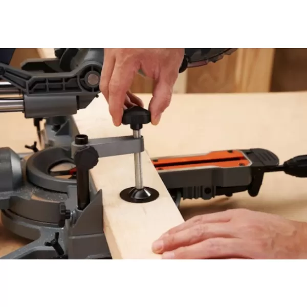 Posuvná pokosová pila 216mm Black&Decker BES701