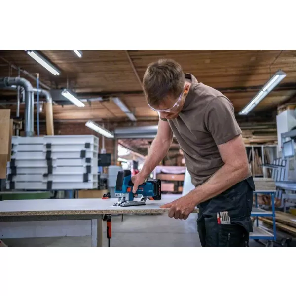 Aku kmitací pila 18V 2x4,0Ah Bosch GST 18V-155 SC 06015B0002