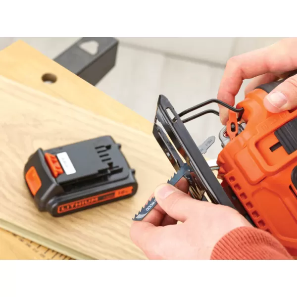Aku přímočará pila s předkmitem 18V 1x2,0Ah Black&Decker BDCJS18
