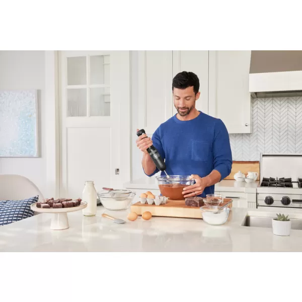 Aku tyčový mixér 7,2V 1x2,0Ah + šlehač - černý Black&Decker BCKM1012KB