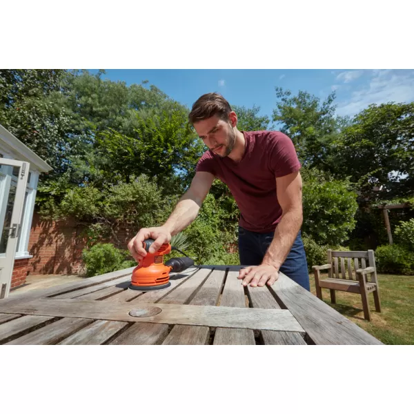 Excentrická bruska 230W Black&Decker BEW210