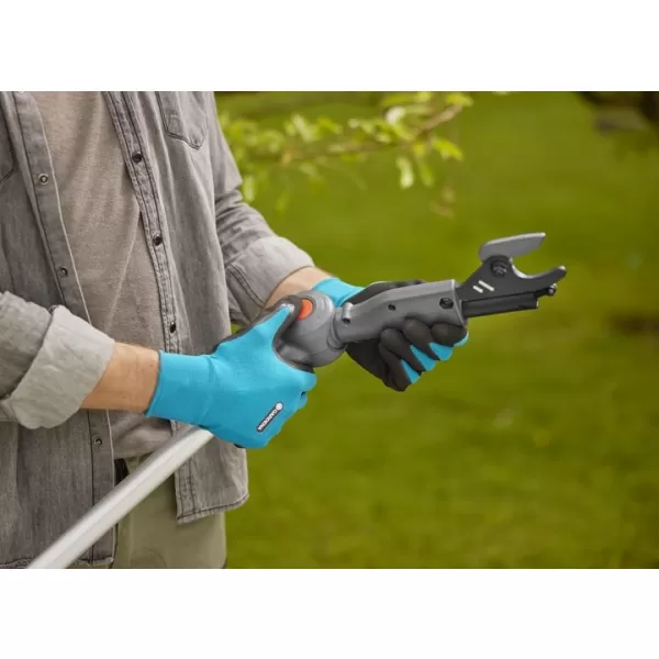 Aku teleskopické nůžky na větve HighCut 250/18V 1x2,0Ah P4A - sada Gardena 14774-20
