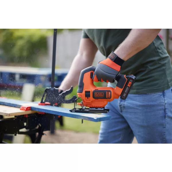 Aku přímočará pila s předkmitem 18V 1x2,0Ah Black&Decker BDCJS18