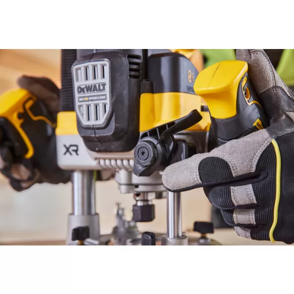 Aku bezuhlíková horní frézka 70mm 18V bez aku DeWALT DCW620NT