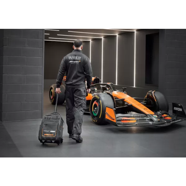 Batoh s kolečky a teleskopickou rukojetí limitovaná edice McLaren DeWALT DWST60101-9