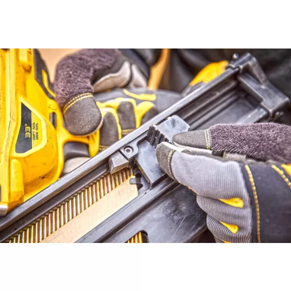 Aku tesařská hřebíkovačka 18V bez aku DeWALT DCN930N
