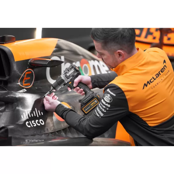 Aku příklepová vrtačka 18V/2x5,0Ah limitovaná edice McLaren DeWALT DCD85MP2T