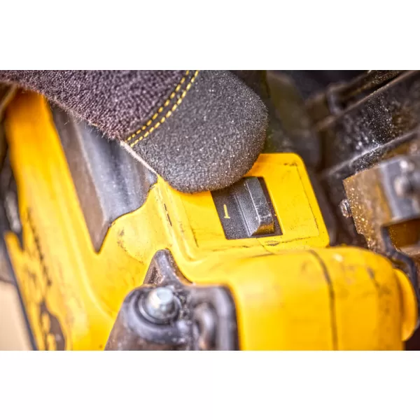 Aku tesařská hřebíkovačka 18V bez aku DeWALT DCN930N