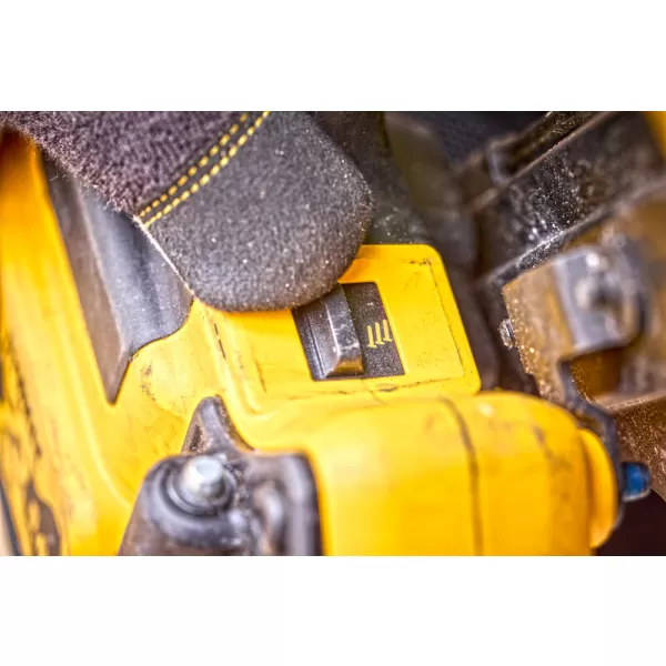 Aku tesařská hřebíkovačka 18V bez aku DeWALT DCN930N